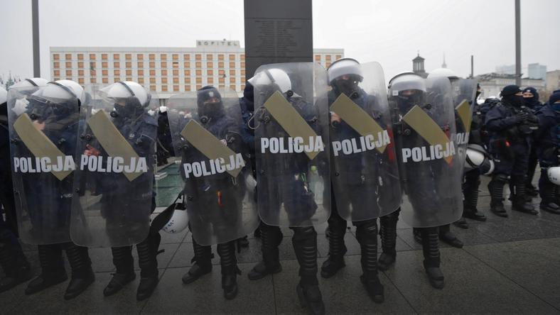 Policja pod pomnikiem Smoleńskim