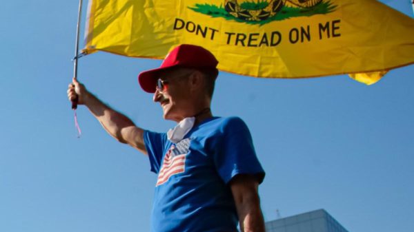 Poplecznik Trumpa z flagą