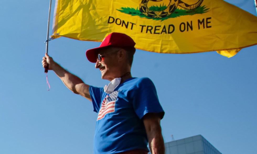 Poplecznik Trumpa z flagą