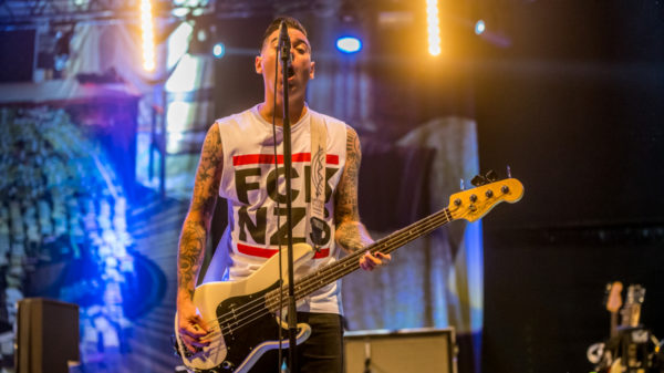 Basista Anti Flag w koszulce FCK NZS