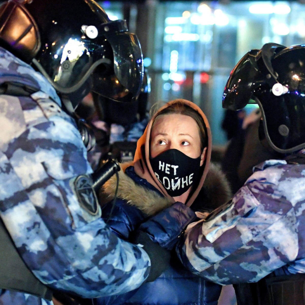 Policja aresztuje kobiete protestujaca przeciwko wojnie na Ukrainie
