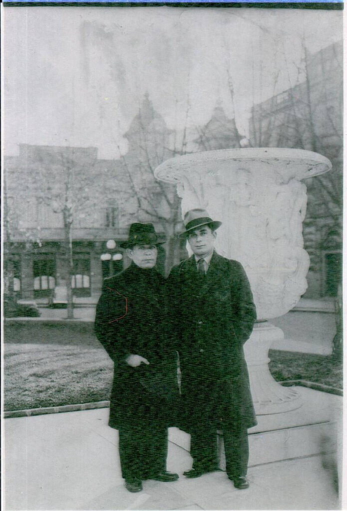 Czerniak (po lewej) ze swoim synem. Zdjęcie z Buenos Aires lub Montevideo